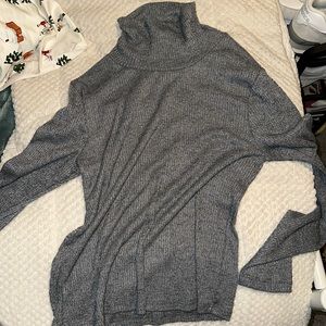 sky and sparrow slightly cropped turtleneck. never worn.